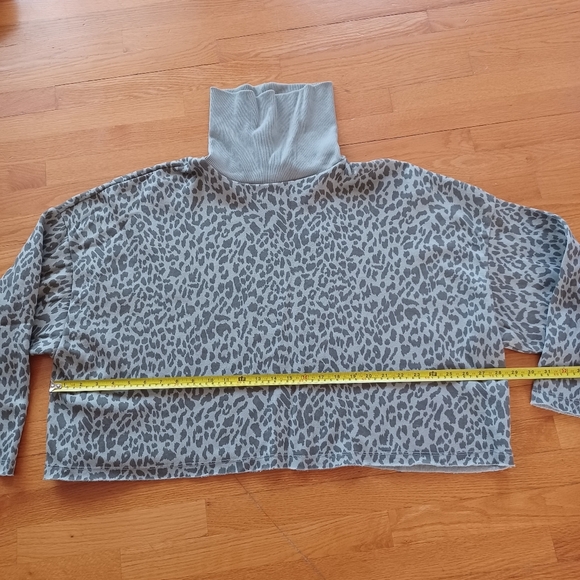 American Eagle Crop Turtle Neck Leopard Print Sweater Size Large - Picture 6 of 6